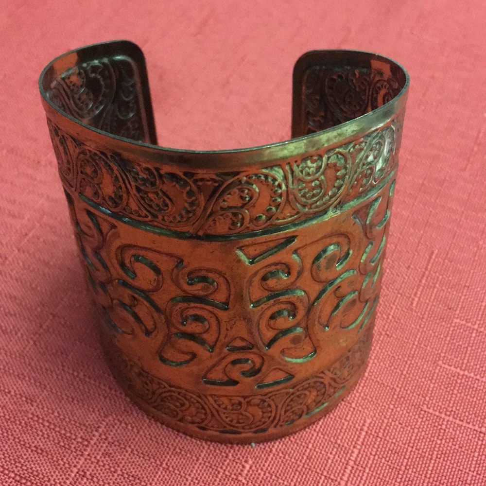 Gold round bracelet